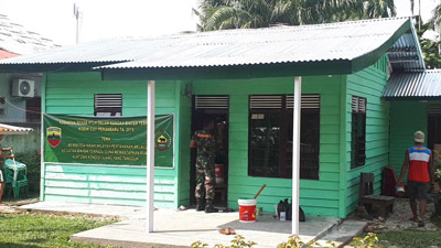 TNI Rehab Rumah Warga, Ibu Sumarni Warga Rumbai Tak Kuasa Menahan Haru